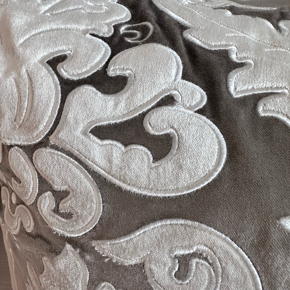🦋1/2OFF🦋silver and ivory embroidered velvet accent pillow.22x22. Inc down insert - Picture 3 of 10